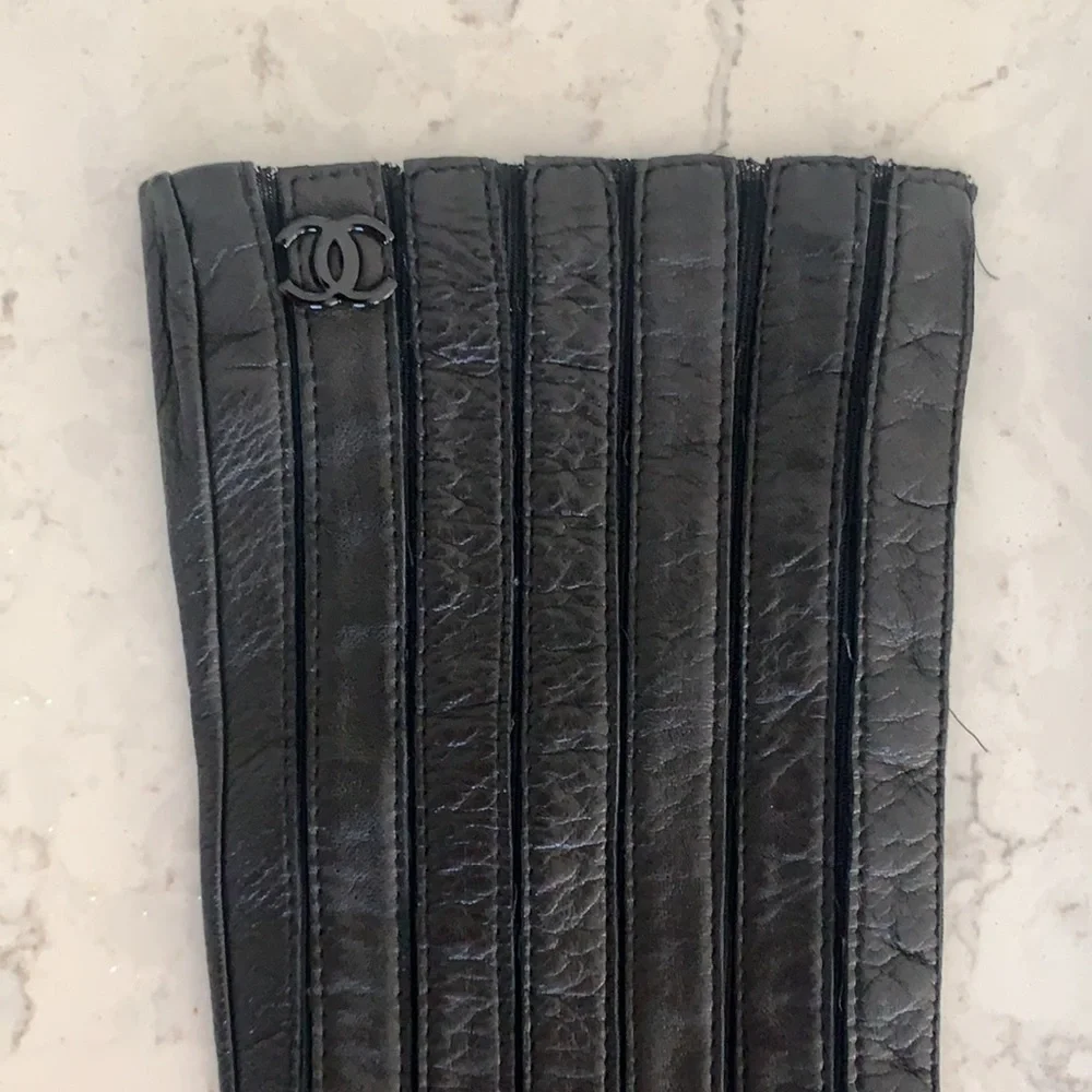 Chanel Black Leather Gloves, Reposhing but never had a chance to use - Picture 3 of 3